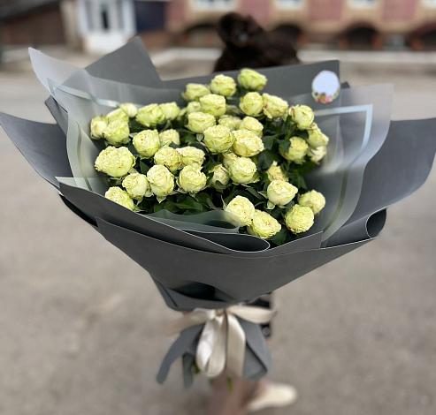 Букет Белые кустовые розы Солинеро в Кошехабльском