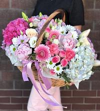 Композиция солнечный день в Кошехабльском Цветочная композиция из Розы, Хризантемы, Пионы и Лизиантусы в корзине в Кошехабльском