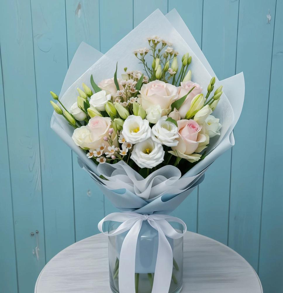 Букет цветов из: Розы и Лизиантусы в Кошехабльском