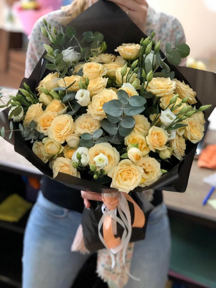 Букет цветов из: Розы и Лизиантусы в Кошехабльском