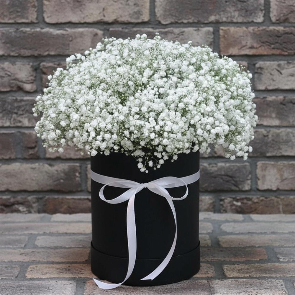 Цветочная композиция из Гипсофила в шляпной коробке в Кошехабльском