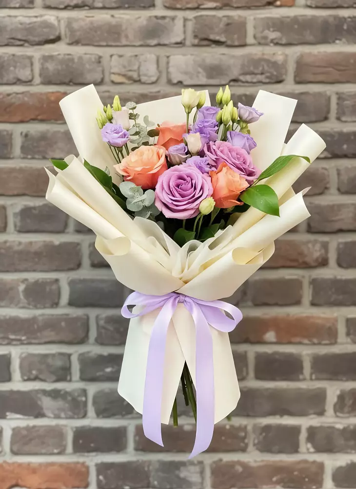 Букет цветов из: Лизиантусы и Розы в Кошехабльском