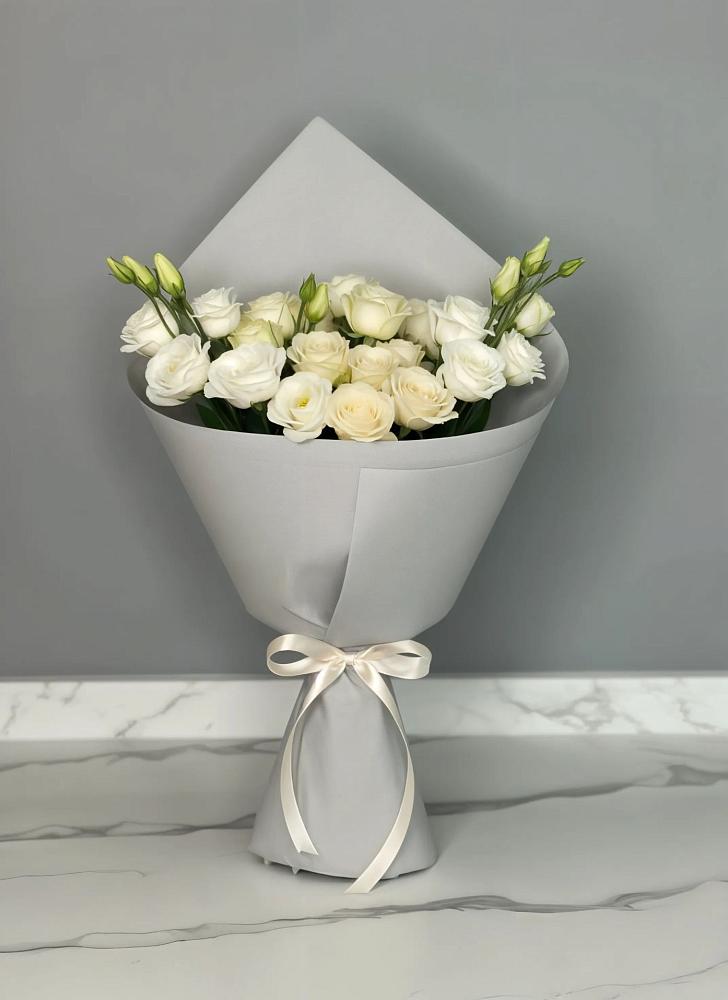 Букет цветов из: Розы и Лизиантусы в Кошехабльском