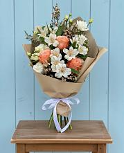 Букет цветов из:  Альстромерии, Лизиантусы, Розы и Хризантемы в Кошехабльском