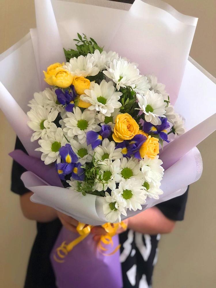 Букет цветов из: Ирисы, Хризантемы и Розы в Кошехабльском