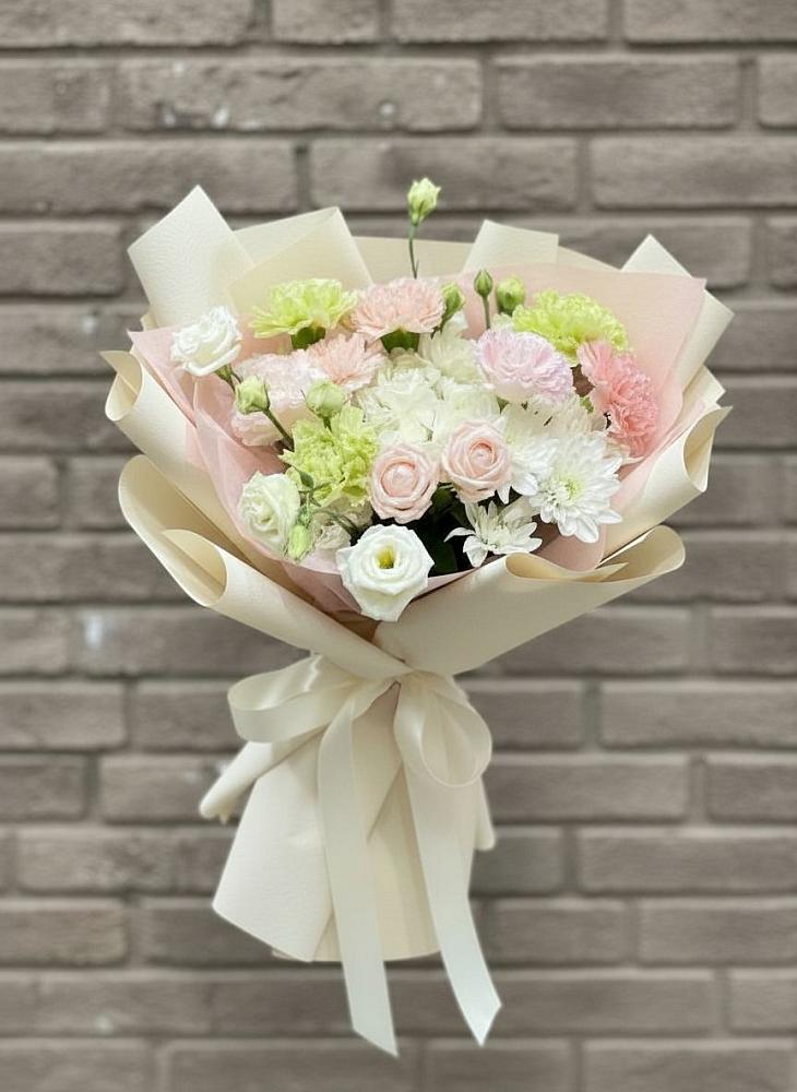 Букет цветов из: Гвоздики, Розы, Лизиантусы и Хризантемы в Кошехабльском