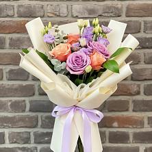 Букет цветов из:  Лизиантусы и Розы в Кошехабльском