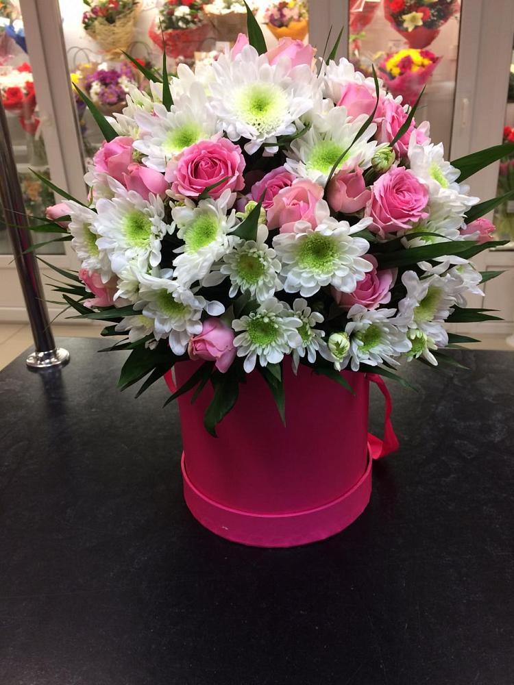 Цветочная композиция из Розы и Хризантемы в шляпной коробке в Кошехабльском