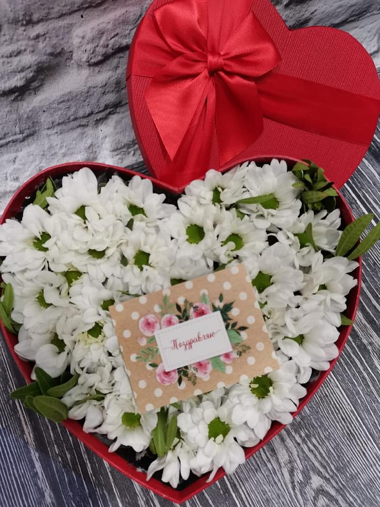 Цветочная композиция из Хризантемы в виде сердца в Кошехабльском