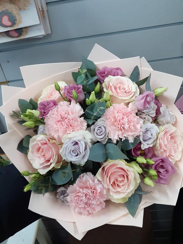 Букет цветов из: Розы, Гвоздики и Лизиантусы в Кошехабльском