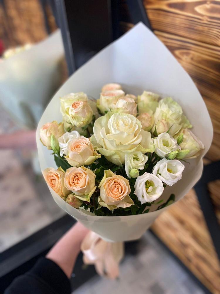 Букет цветов из: Розы и Лизиантусы в Кошехабльском